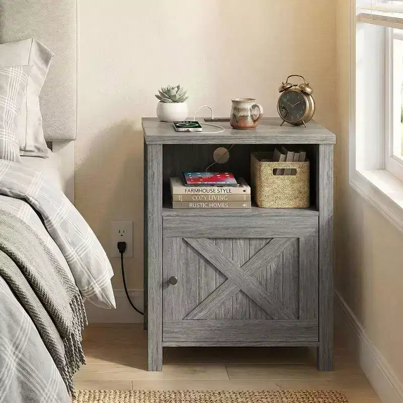 Table de chevet de rangement rustique avec port USB et prise de courant intégrés ; Comprend des étagères ouvertes et des armoires fermées, Table de chevet avec rangement