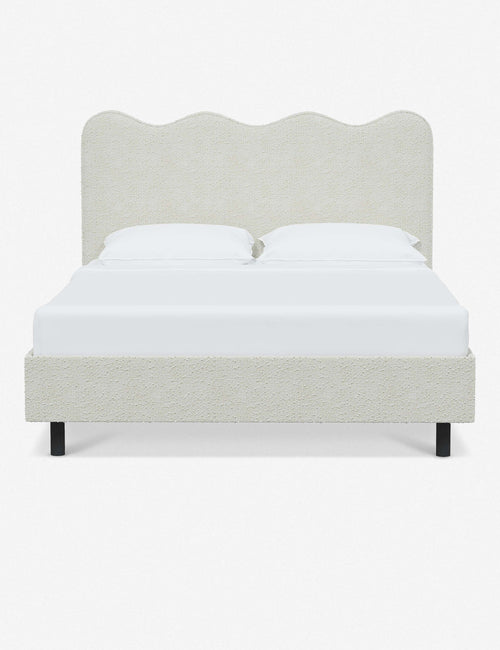 Le lit de style sur mesure est rafraîchi par des lignes ondulantes et un profil net. Une toile de fond dynamique pour une chambre à coucher qui allie