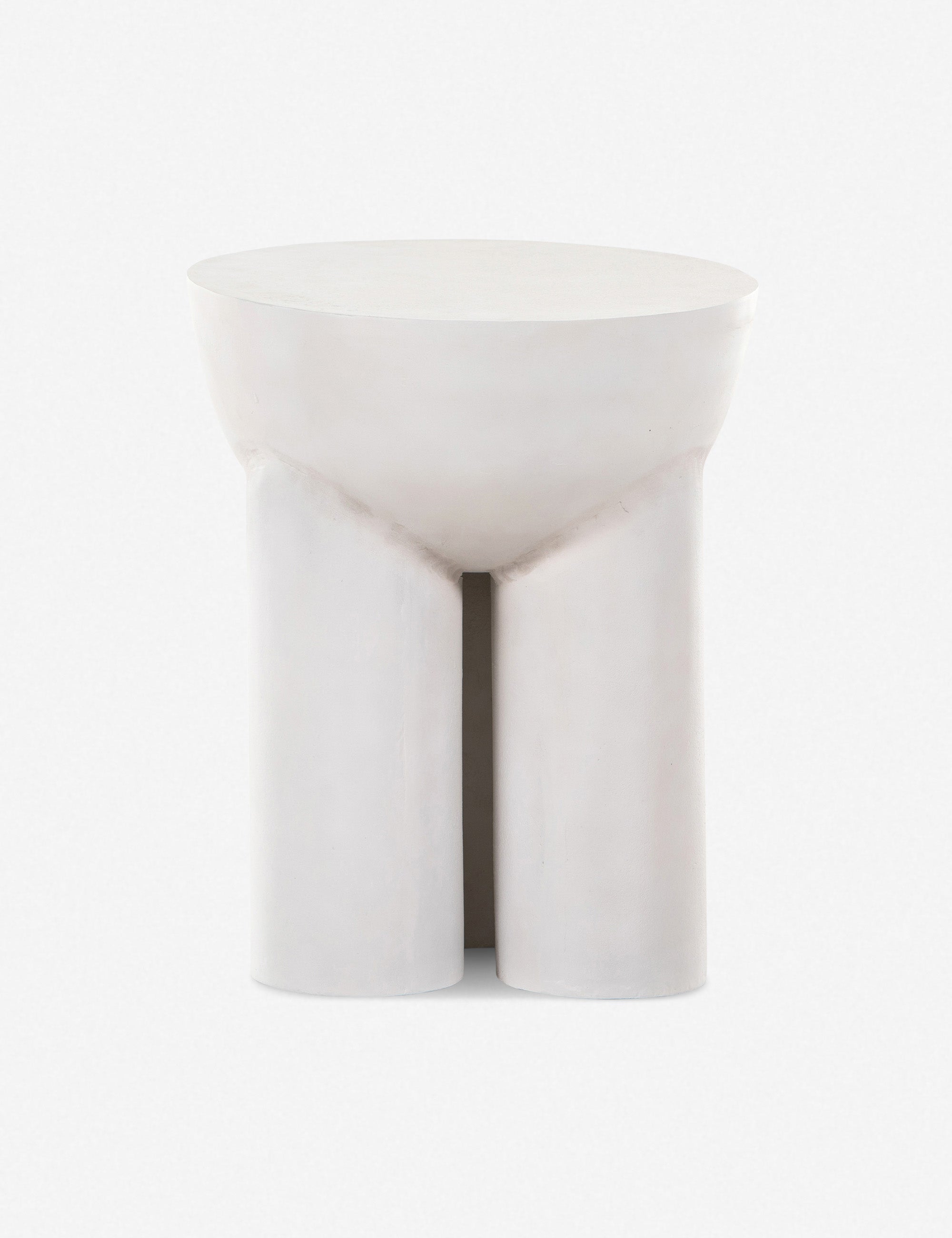Table Les textures dynamiques traversent cette table d'appoint en fonte d'aluminium. Sa finition brute, ses pieds épais et son plateau de style tambour ancrent le profil avec