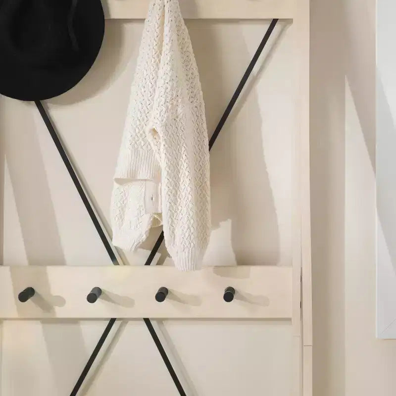 Arbre de hall en bois massif à dossier en X incliné de 68 po blanc délavé - Saracina Home : Construction en pin, crochets en métal, étagère à lattes