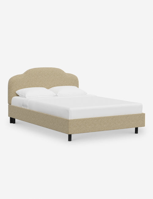 Lit. Aménager une chambre sereine commence avec le lit. Notre tête de lit offre un impact doux avec sa silhouette arquée. Adaptez ce look pour