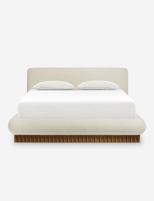 Lit, piétement plinthe Ce cadre de lit moelleux et surdimensionné offre un sommeil douillet grâce à son profil distinctif. Reposant sur un piétement plinthe en bois d