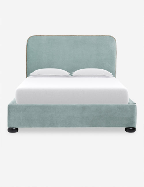 Lit Le lit est conçu pour avoir un impact. Le revêtement intégral du cadre de lit et de la tête de lit crée un look épuré et luxueux, prêt à être stylisé selon vos envies.