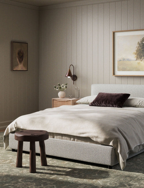 Lit Le design moderne rencontre le luxe discret avec le lit. Ses lignes épurées apportent une élégance contemporaine, tandis qu'une palette de couleurs neutres et discrètes conserve