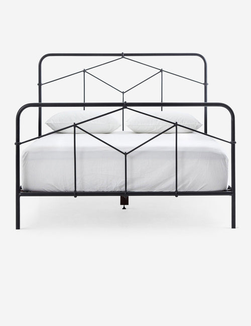 Lit Le lit est une pièce intemporelle, avec ses tubes en fer caractéristiques des chambres européennes d'antan. Optez pour une parure de lit simple pour une ambiance aérée et décontractée.
