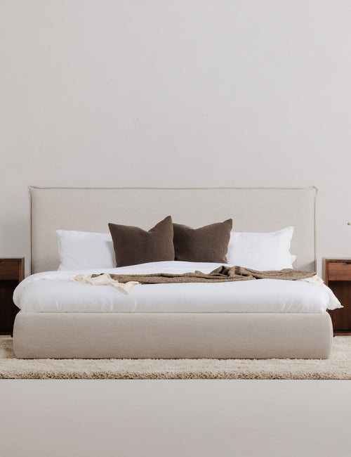 Lit Le lit offre un style frais et côtier avec une touche de modernité. Son design épuré en fait une pièce maîtresse polyvalente autour de laquelle construire votre décoration. Le lit