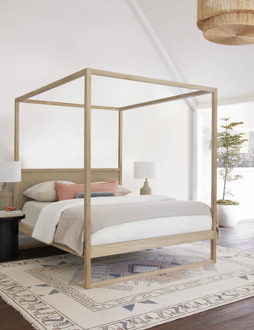 Lit Son design épuré allie l'attrait traditionnel du lit à baldaquin au style minimaliste moderne, en faisant une pièce maîtresse majestueuse. Avec de subtiles