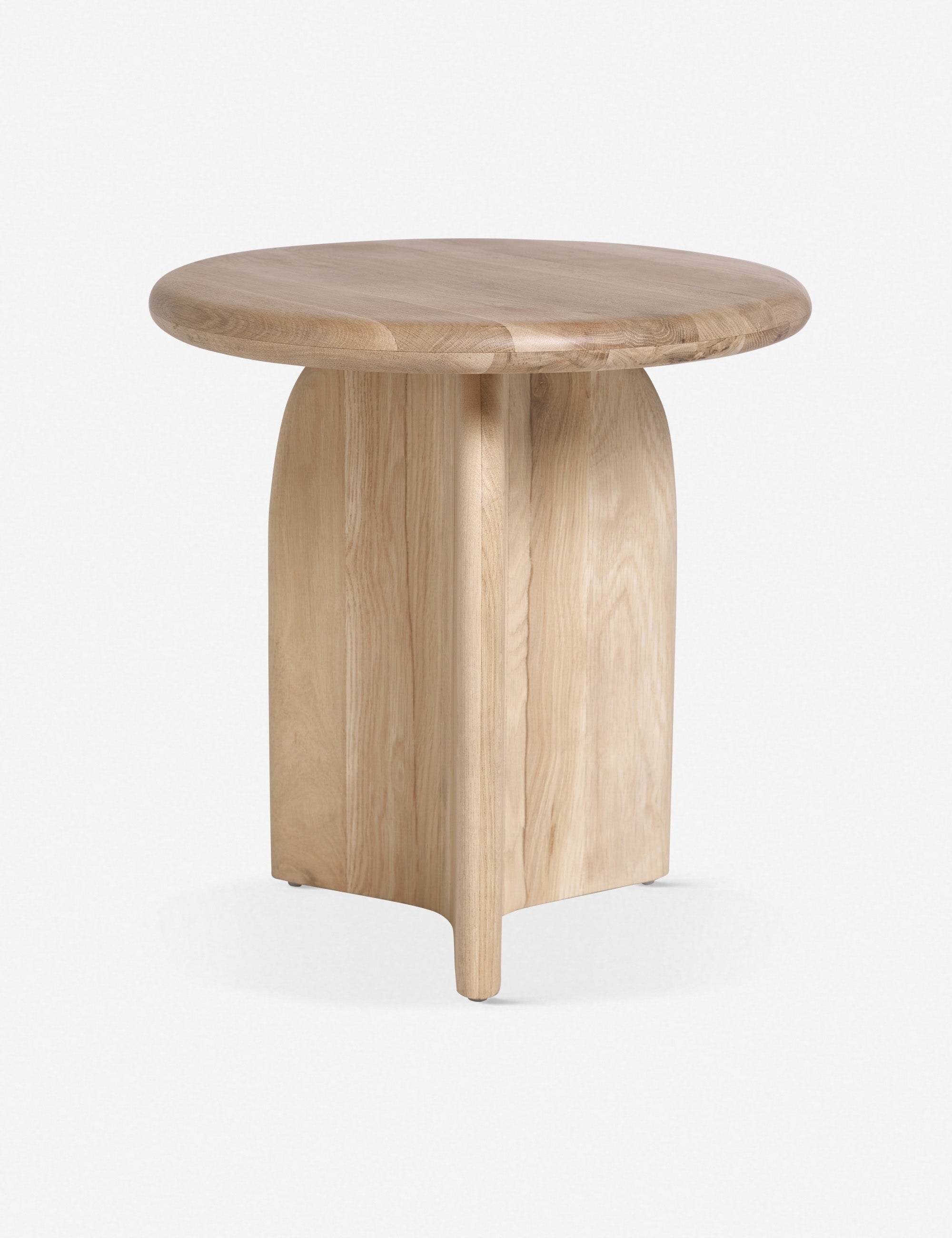 Table Sculptural et dynamique, la Table donne l'impression que son plateau rond est en parfait équilibre sur sa base incurvée. Cette fin
