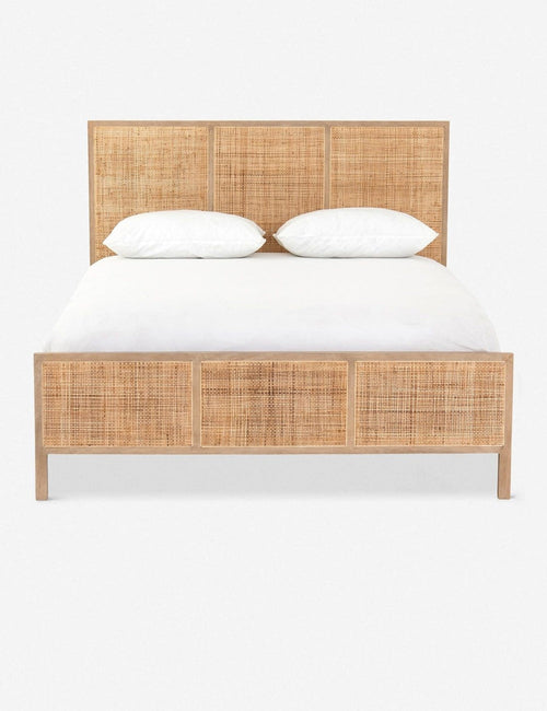 Lit Le lit offre une ambiance décontractée avec de la texture pour votre aménagement. Les éléments remarquables incluent les panneaux en rotin tressé sur la tête et le pied de lit et