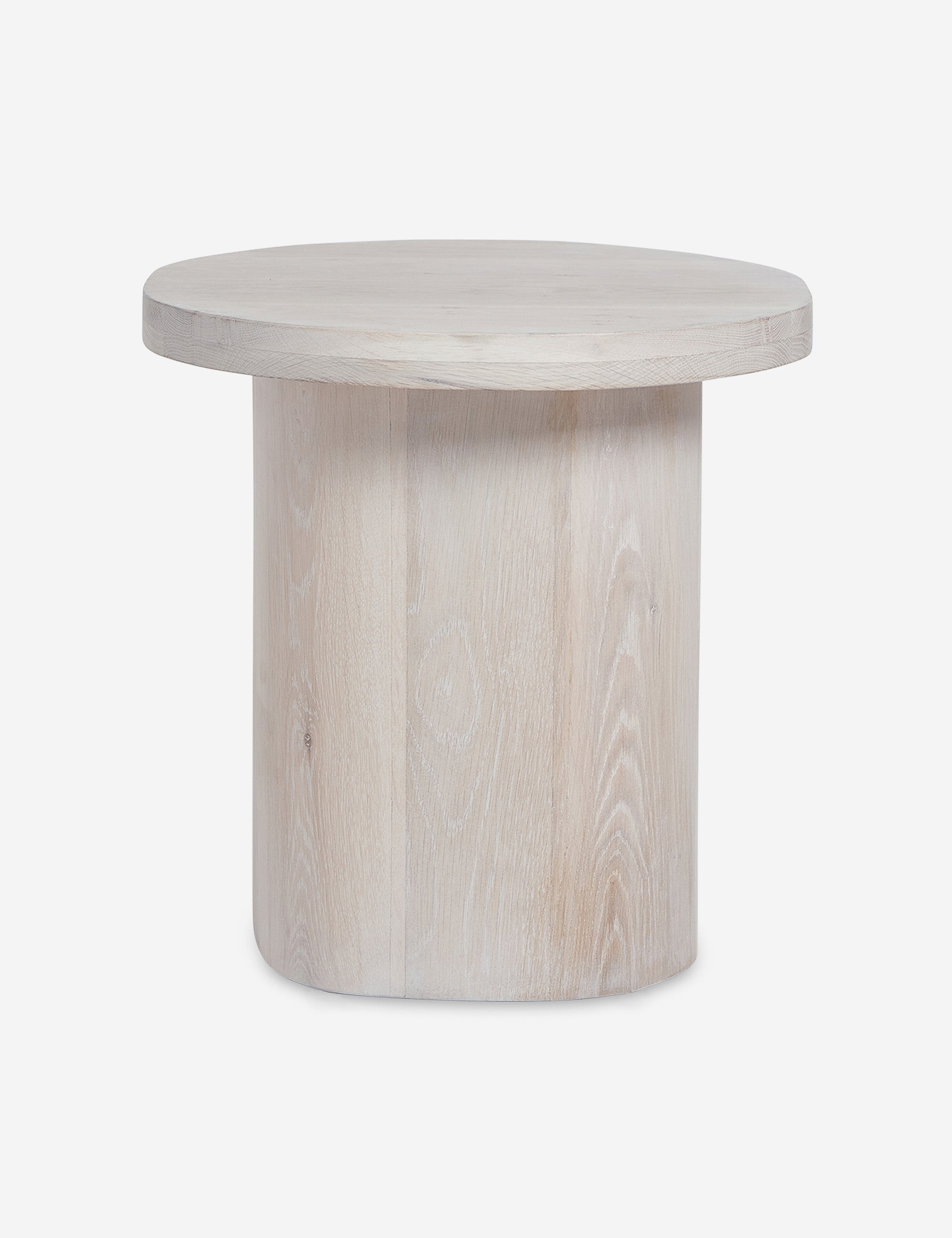 Table A La forme épurée et arrondie contraste avec l'allure robuste de cette table d'appoint en bois. Le grain riche en détails et les lignes minimalistes se rejoignent dans