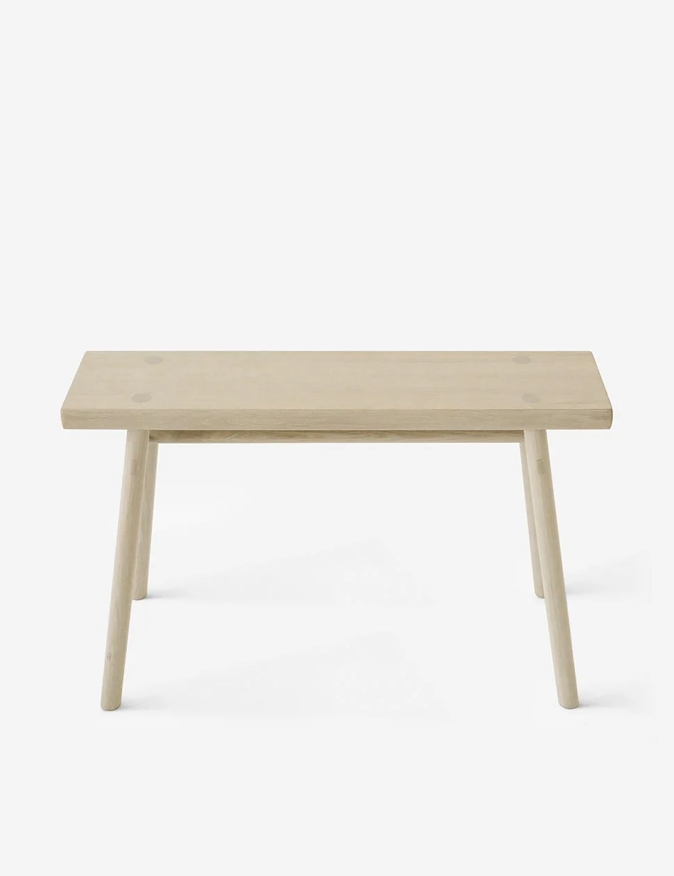 Support Wing en chêne Des lignes épurées et architecturales s'intègrent parfaitement à des assemblages apparents et entrelacés pour créer le support polyvalent Wing qui s'adapte à